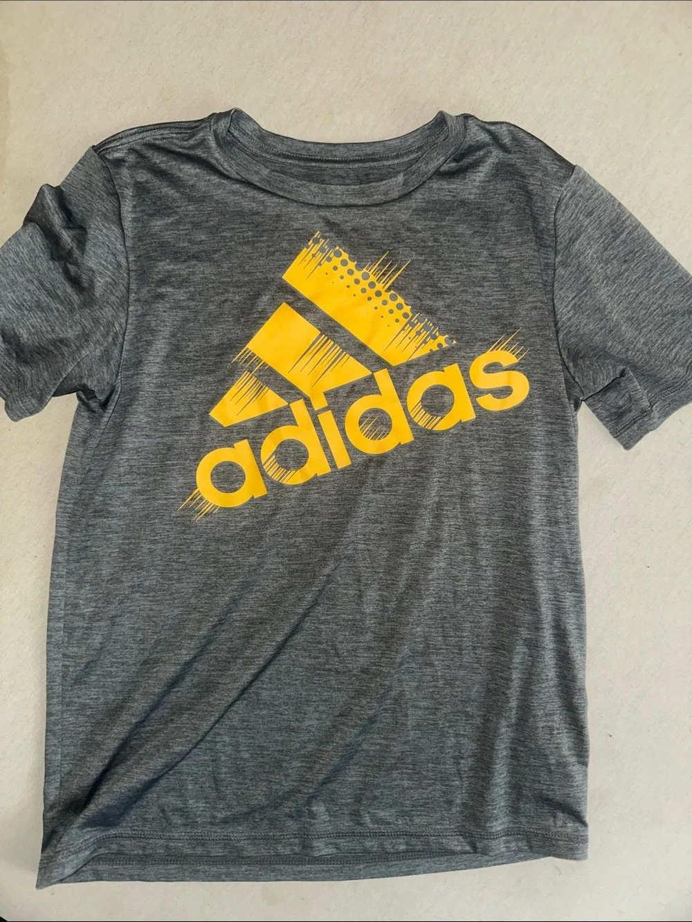 Kids Size M adidas Gray Short Sleeve Tee with Yellow Logo Rashguard